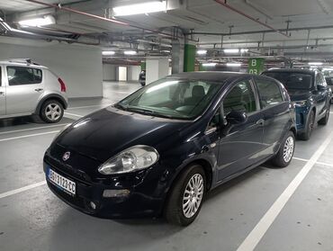 Fiat: Unutrašnjost automobila Fiat hečbek, sa tamnom unutrašnjošću i — 24
