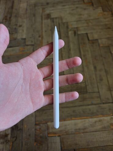 Qələm yenidir, az işlənib, iPad Pro satılarkən alıcıya lazım olmadığı