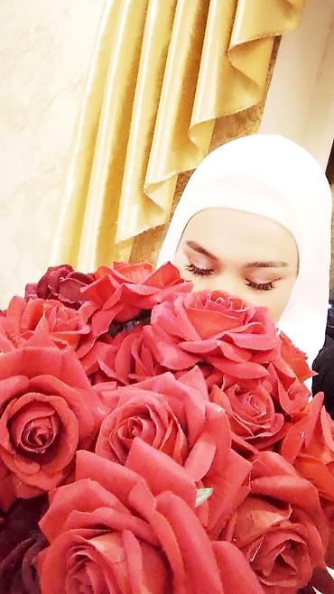 Букеты из живых цветов: Букет из крупных красных роз - Классическая композиция из густо — 3