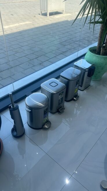 Unitazlar: Divara quraşdırılan, ağ rəngli bu tualet müasir vanna otağı dizaynları — 12