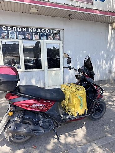 мопеды osh: Скутер 50–125 см³ (визуально), городской/утилитарный, красно‑черный — 3