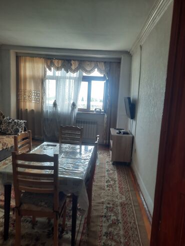 2 комнатные квартиры в говсанах: Mənzil – 3 otaqlı, mebellə - Geniş və işıqlı qonaq otağı: pəncərə