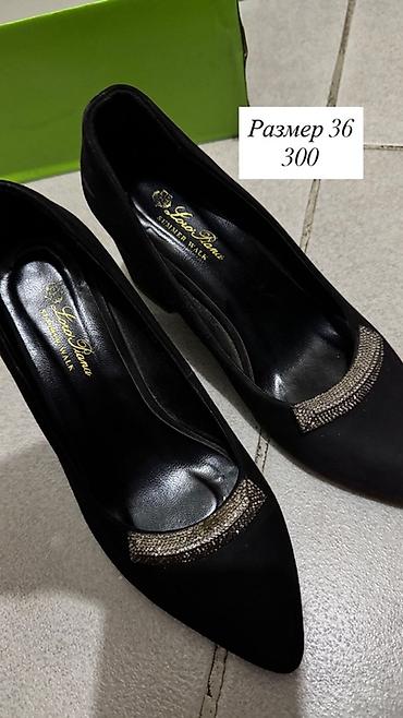 Босоножки, сандалии, шлепанцы: Две пары женских шлёпанцев. 1) Белые мюли JING PIN NV XIE - Размер — 13