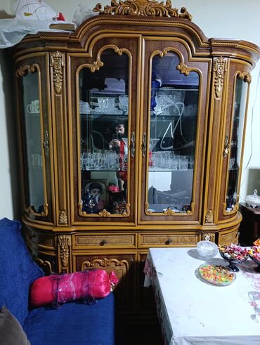 Qonaq otağı dəstləri: Mebel dəsti satılır Tərkibi: - Klassik vitrin-bufet: oyma dekorlu — 4