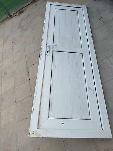 pilasdik qaplar: PVC qapı – ağ rəngdə, klassik dizayn. Xüsusiyyətlər: - Material — 1