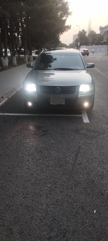 Kasalar: Ön hissədən çəkilmiş boz rəngli Volkswagen Passat avtomobili
