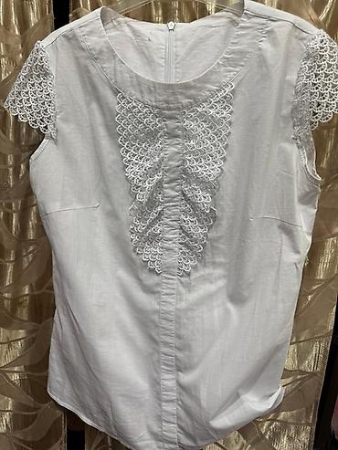 Рубашки: Классическая женская рубашка с коротким рукавом, выполненная из легкой — 6