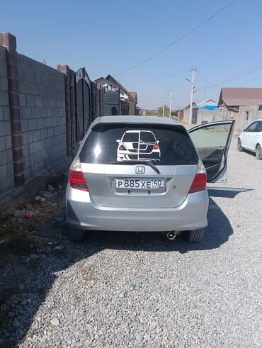авто машина автомат: Серебристый хэтчбек Honda Fit с пятидверным кузовом, обеспечивающим
