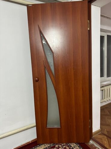 стекло для межкомнатных дверей: Межкомнатная дверь с отделкой под дерево и декоративным матовым