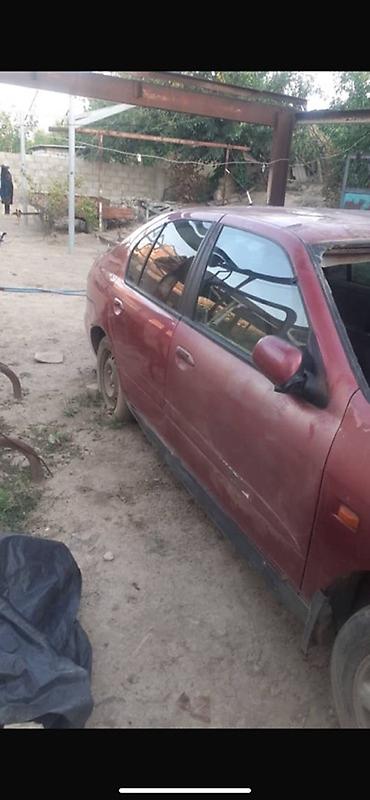 bye e2: Nissan Almera (седан), красный цвет, кузов P11. Описание: - — 3
