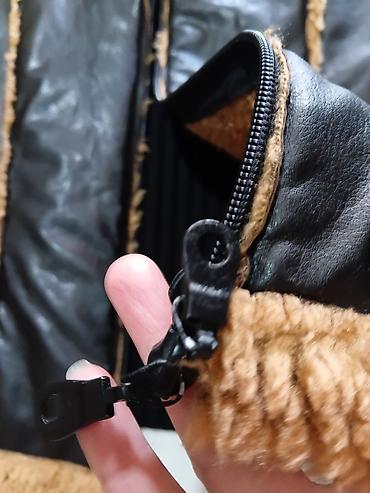 moda piu: Ženska jakna od eko kože sa detaljima od veštačkog krzna + torbica — 3