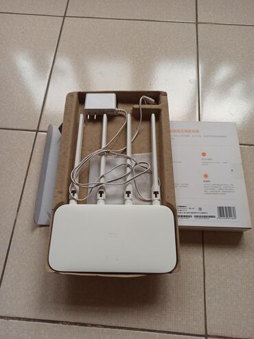 Тарелки: Təzə Xiaomi Mi Router 4A dörd xarici atena ile tachiz edilmiş ağ