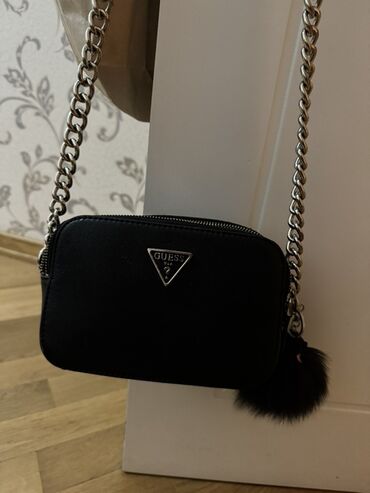 qaşlı çanta: Çiyin çantası, Guess