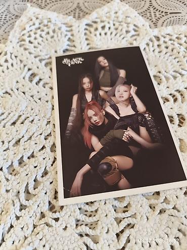 blackpink lightstick: BLACKPINK temalı poçt kartı - Ön tərəfdə BLACKPINK qrupunun qrafik — 1