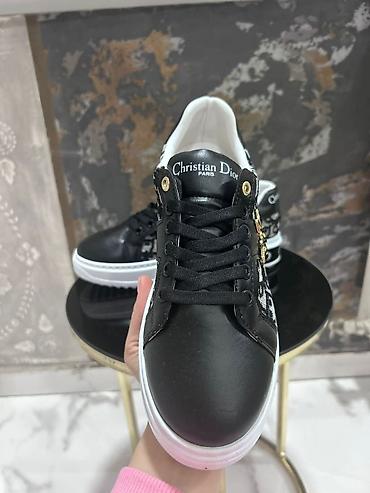 Patike: Predobre patike 
Vel 36 do 40 
Cena 4500 din — 14