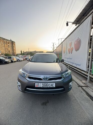 taiota highlander: Автомобиль Toyota Highlander Limited серого цвета. Это просторный