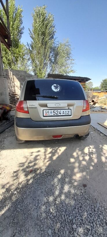 мини электромобиль: Хэтчбек Hyundai Getz в золотистом цвете, идеальный для городской езды