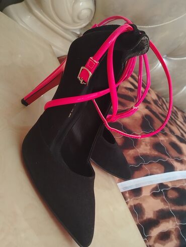туфли новая не разу не одевала: Qadın ayaqqabısı – Versace tərzində stiletto - Rəng: Mat qara gövdə