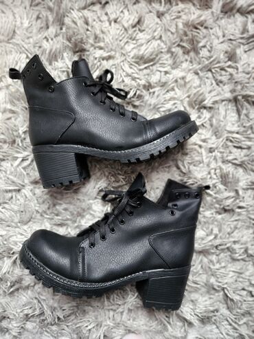 ağ botilyonlar: Qara rəngli qadın şnürlü botlar - Material: teksturalı süni dəri