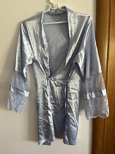 Sweatpants sets: Ženski satenski ogrtač u svetloplavoj boji sa dekorativnim čipkanim — 1