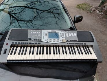 Klavişli alətlər: Yamaha 1000 normal vəziyyətdə ayaqlıqı var