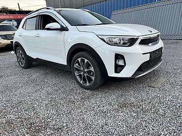 Kia: Компактный кроссовер Kia Stonic белого цвета, оснащенный рейлингами на — 5