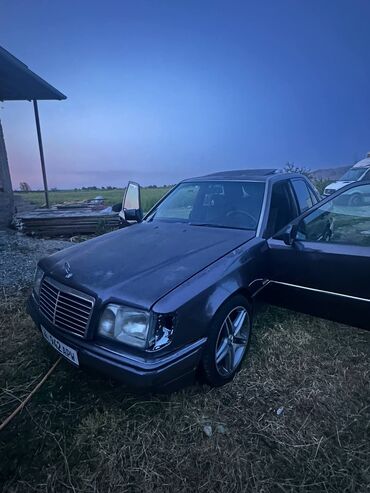 черные замшевые сапоги: Mercedes-Benz E-Class: 1993 г., 2.8 л, Механика, Бензин, Седан