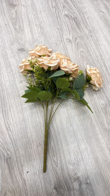 Süni güllər: Suni gullerin topdan perakenden satisi
5 azn baslayan qiymetler — 5