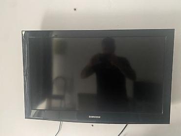 Samsung LCD televizor - Ekran: təxminən 24–32 düym arası, şüşə parlaq