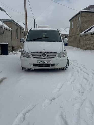 запчасти для мерседес вито 638: Ağ rəngli Mercedes-Benz Vito mikroavtobusu. Bu model yük və ya