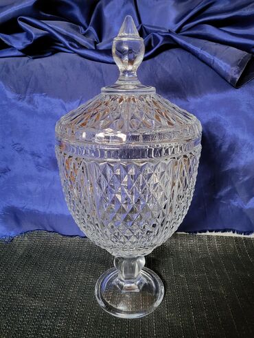 Činije: Bombonijera,pehar, kristal rucna obrada 70,80te. Pehar je — 5