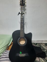 караоке микрафон: Акустическая гитара 6струн
гриф немножко изогнут на звук не влияет