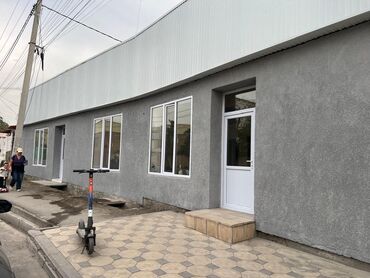 помещение в тц: Ижарага берем Офистик, 150 кв. м, Менчик үйдө, 1-катар, Өзүнчө санитардык түйүнү менен, Өзүнчө кире бериши менен