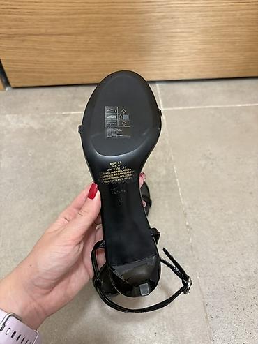 dobar dan italijanski: NOVO Elegantne sandale na štiklu H&M - Boja: crna, lak završna — 3