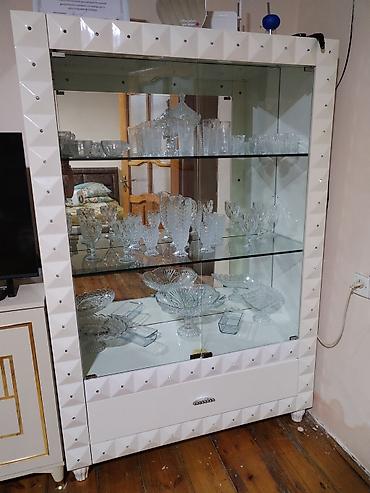 Ağ rəngli vitrin şkaf - Material: MDF/laminat korpus, üç tərəfi şüşə