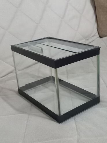 AKVARIJUMI (dva komada) dimenzija: D-20cm Š-13cm V-15cm sa dvodelnim