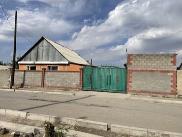 куплю дом квартира: Под бизнес. Дом находится возле рынка Дордой Жилой дом с большим
