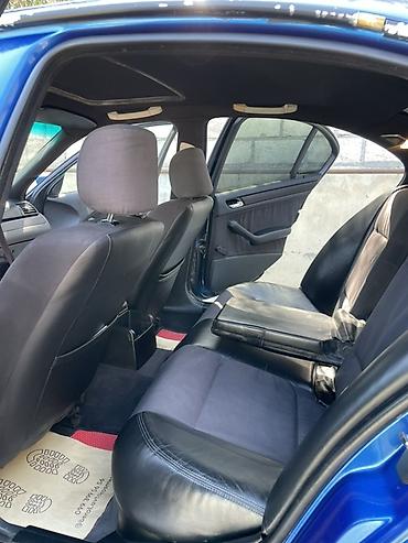 toyota corolla cross: BMW 3 series: 2.5 l | 1999 il Sedan — 7