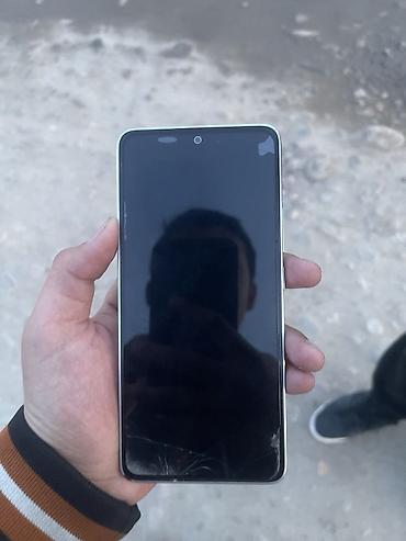 Другие мобильные телефоны: Смартфон с плоскими гранями и экраном с тонкими рамками. На дисплее — 7