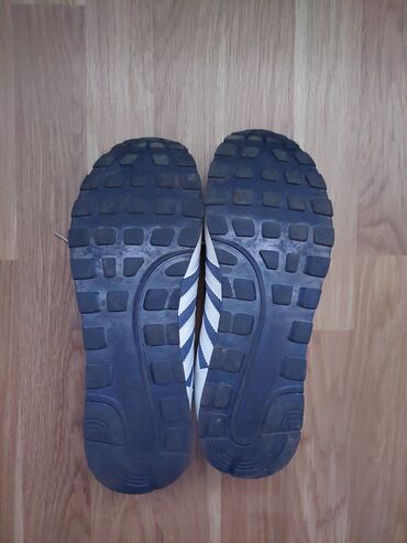 Krasofkalar və idman ayaqqabıları: Yelen krassovkası. Teze kimidir. 42 razmerdir. Baha alınıb 9 manat -da lalafo.az — 12 Krasofkalar və idman ayaqqabıları: Yelen krassovkası. Teze kimidir. 42 razmerdir. Baha alınıb 9 manat — 12