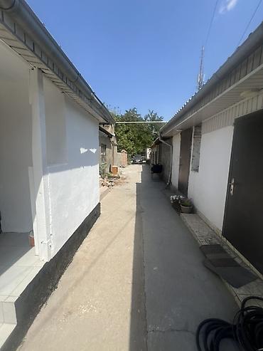 Продажа коттеджей и домов: 🏡 **Продается дом барачного типа с новым ремонтом в Бишкеке!** 📐 — 11