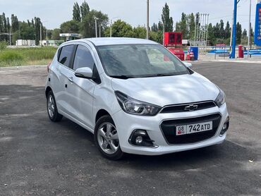 срочно продать машину: Chevrolet Spark: 2017 г., 1 л, Вариатор, Бензин, Хетчбек