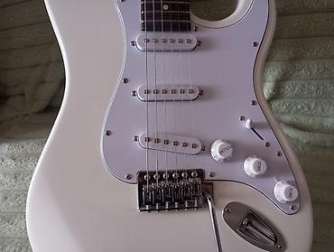 Гитаралар: Электрогитара в стиле Stratocaster, белого цвета. Классическая — 2