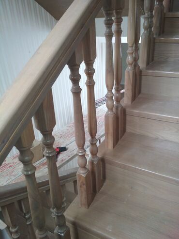 Деревянные лестницы: Деревянная лестница с окрашенными ступенями и белыми балясинами — 30