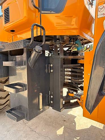 Фронтальные КУНы: Фронтальный погрузчик — Китай. 2025 год. Ковш 2,2 см³. Управление — — 10