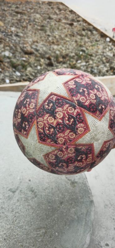 Перчатки: Naxışlı dizaynlı futbol topu, oyun üçün mükəmməl uyğun gəlir. Üzərində