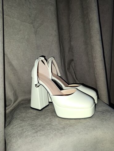 обувь женская зима: Туфли 37, цвет - Белый