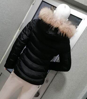 Zimske jakne: Ženska zimska jakna sa kapuljačom i krznom - Boja: crna - Kroj — 8