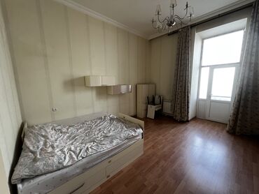 Mağazalar: Mərkəzdə yerləşən küçə səviyyəli obyekt/menzil. Tarixi binanın birinci — 9