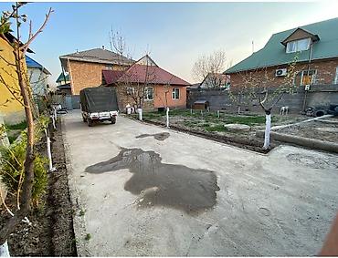 Продажа коттеджей и домов: Продаётся дом с большим двором и садом.участок 5 соток дом 3 комнат — 12